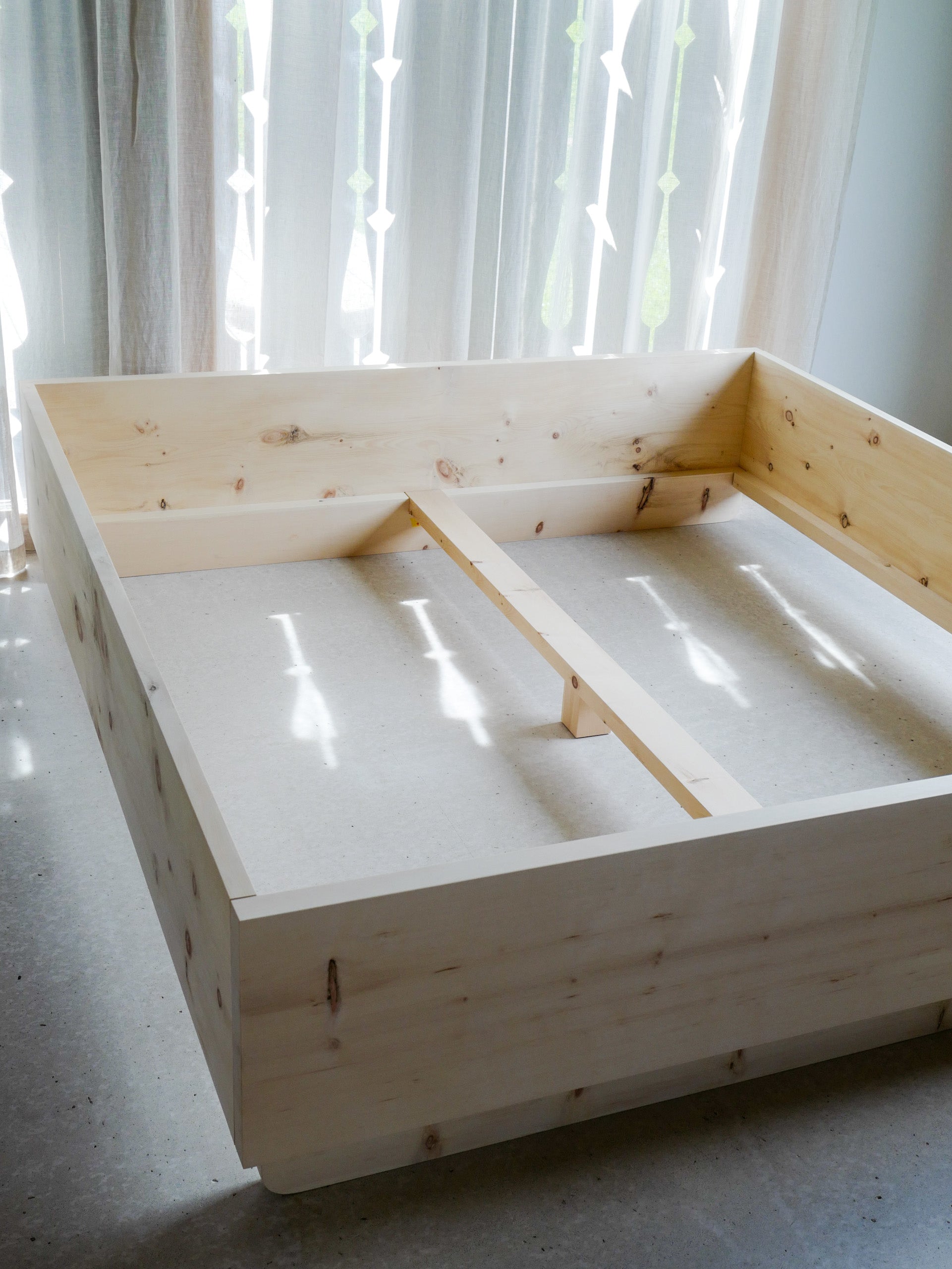 Arven­holz Bett «Hoch­ebene»