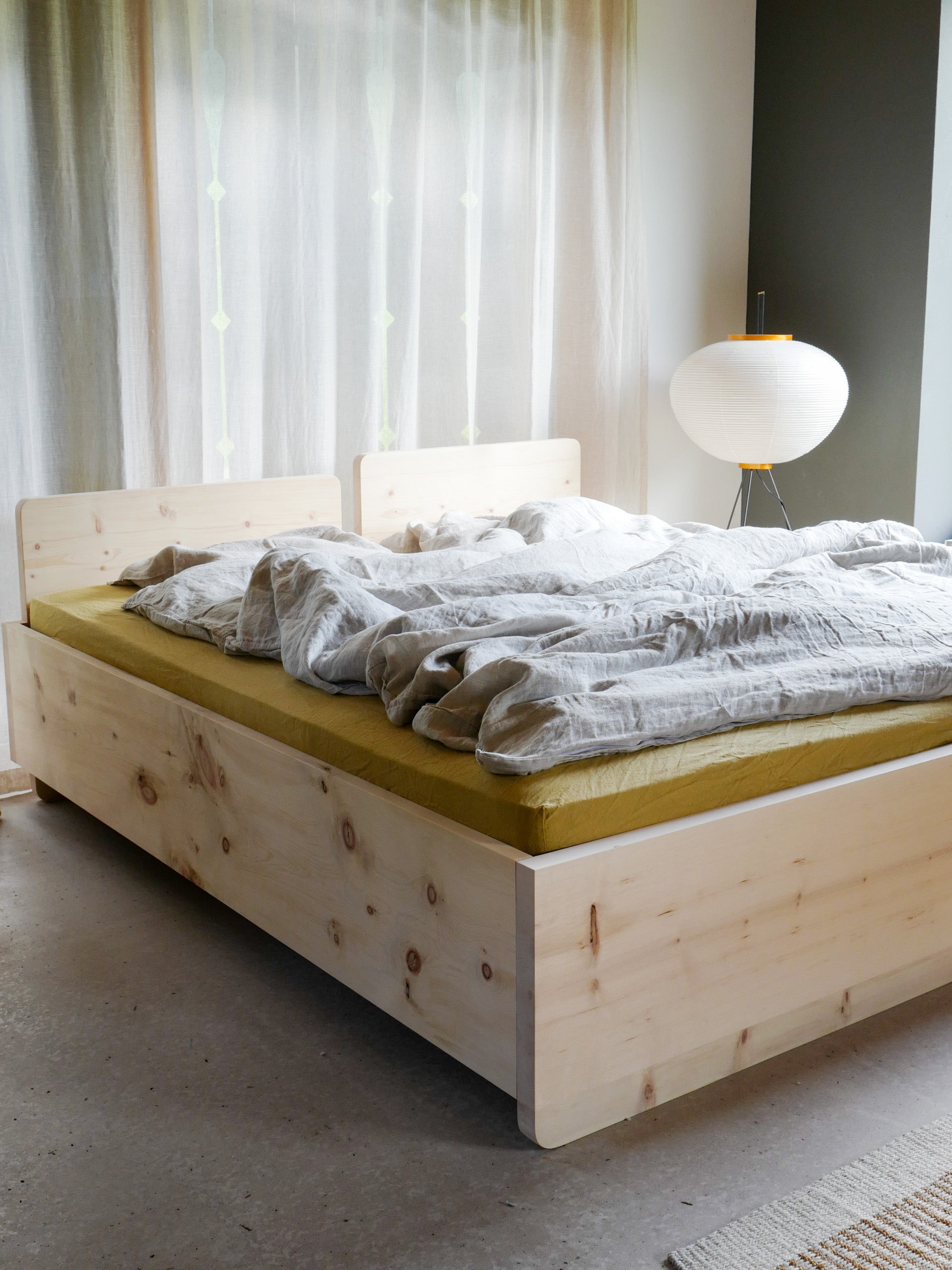 Arven­holz Bett «Hoch­ebene»