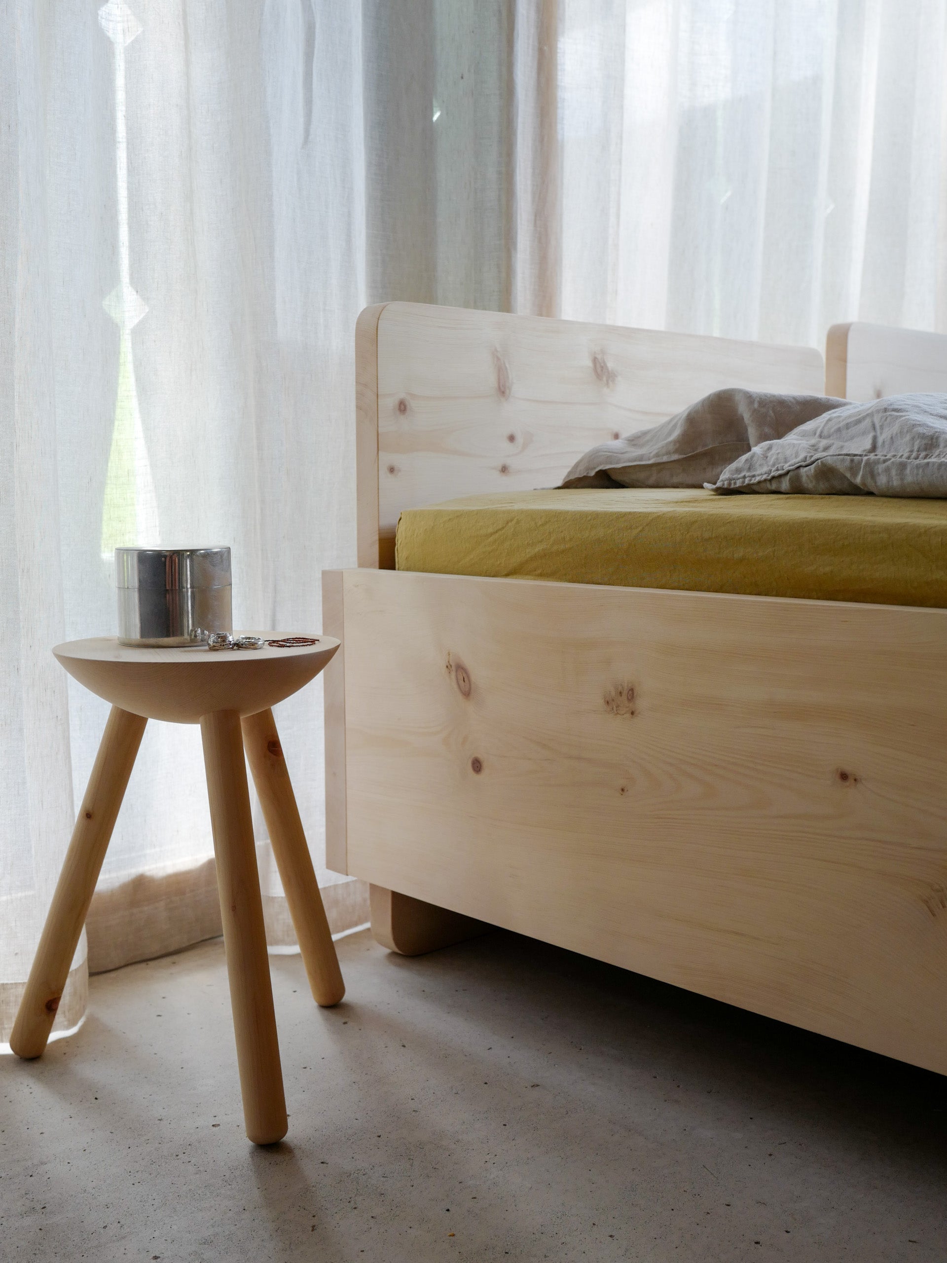 Arven­holz Bett «Hoch­ebene»