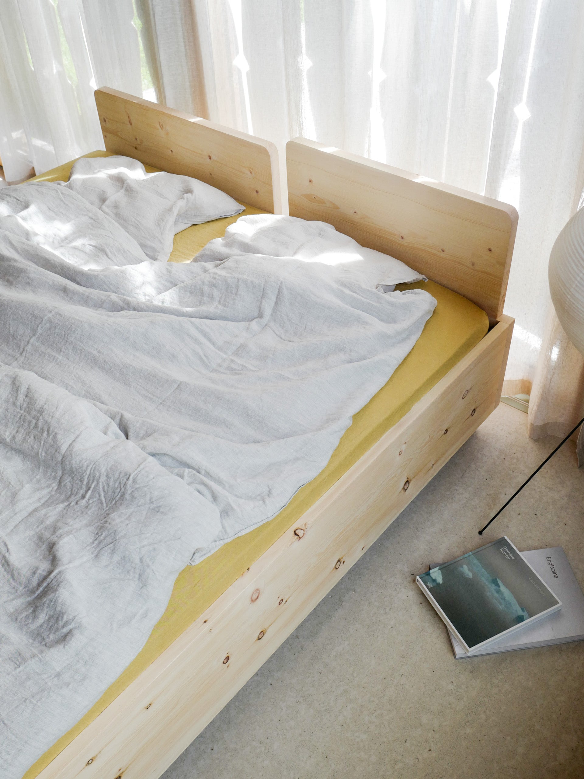Arven­holz Bett «Hoch­ebene»