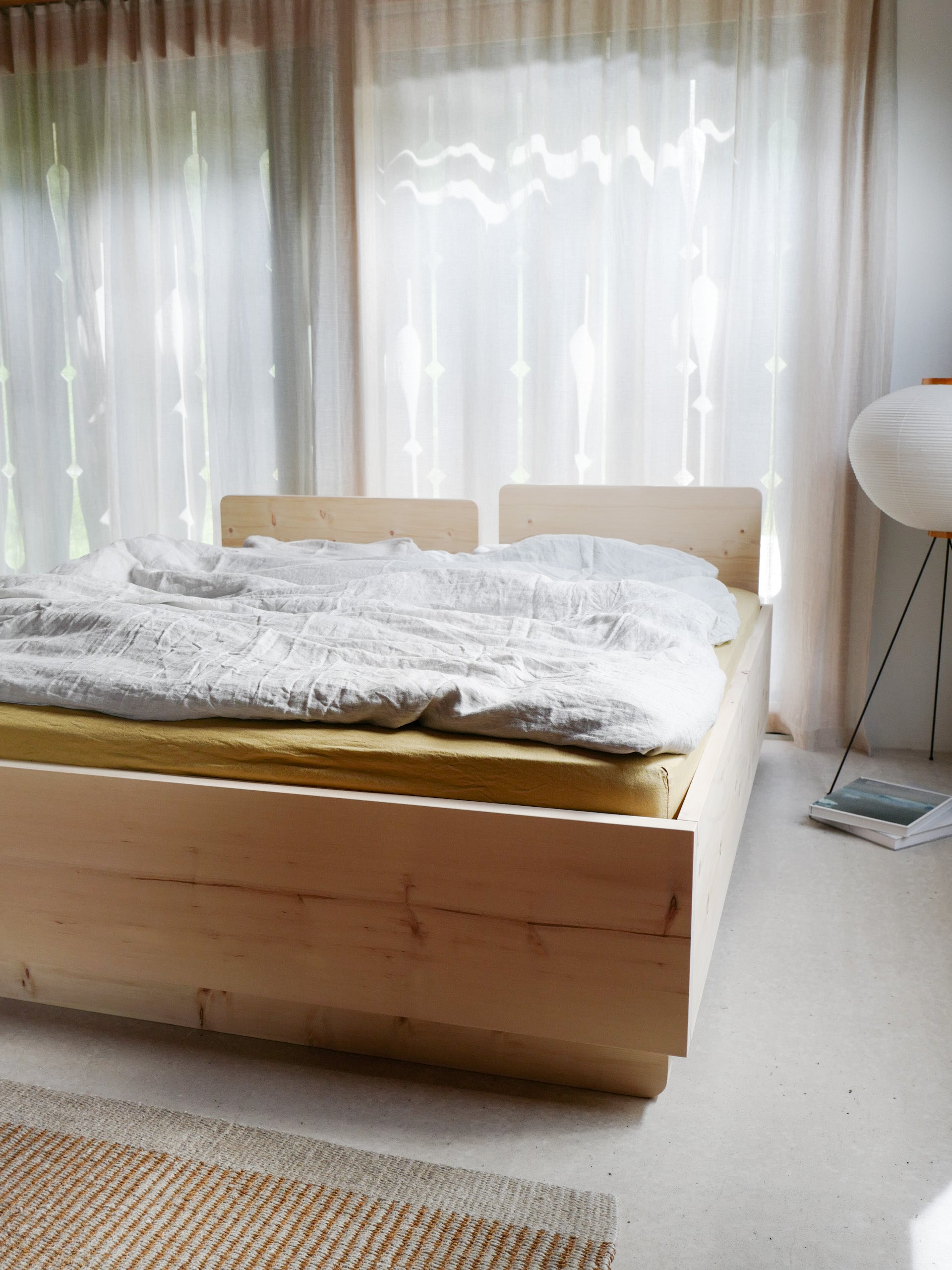 Arven­holz Bett «Hoch­ebene»