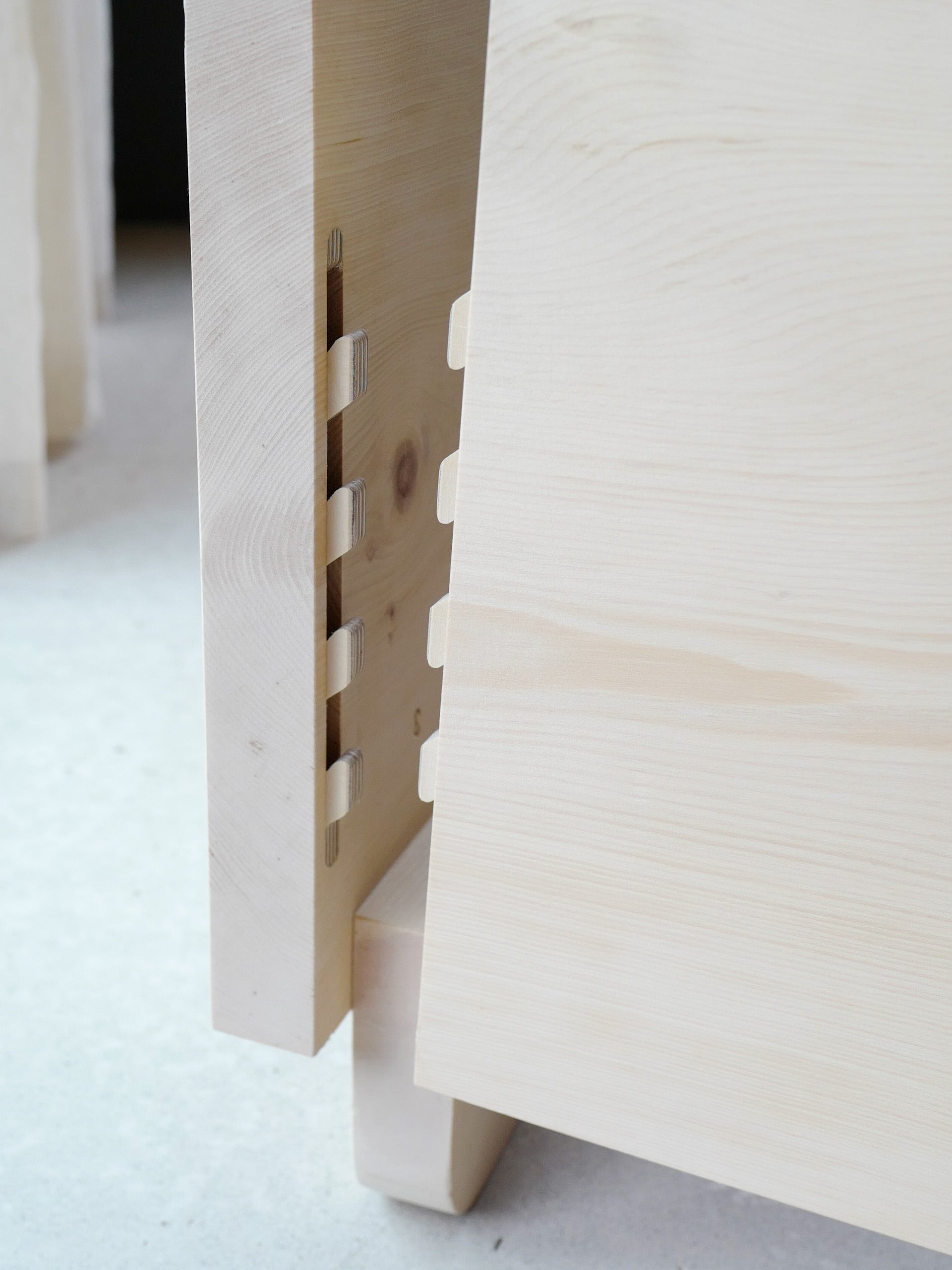 Arven­holz Bett «Hoch­ebene»